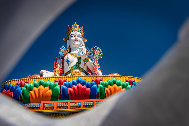 estatua de diosa colorida buddhist con el cielo azul plano en la mañana de la imagen increíble perspectiva se toma en la lumla taradevi monasterio tawang arunachal pradesh india. - Foto, Imagen