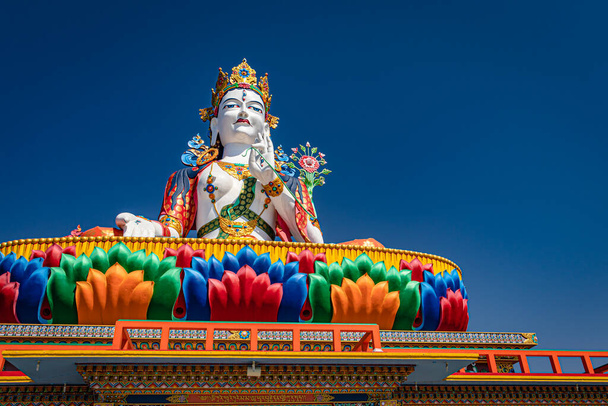 Буддийская красочная статуя богини с плоским голубым небом на утреннем изображении сделана в lumla taradevi монастыря tawang arunachal pradesh Индии. - Фото, изображение