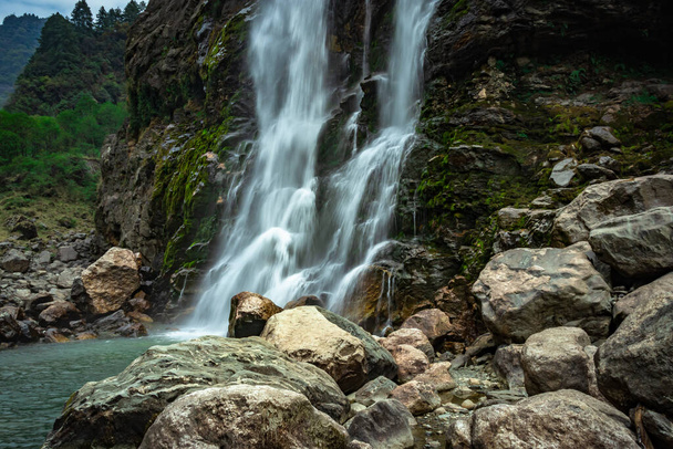 Wasserfall Wildwasserstrom, der am Tag aus flachen Winkeln von Bergen fällt Bild wird am Jang Wasserfall Tawang Arunachal Pradesh aufgenommen. - Foto, Bild