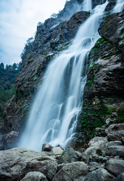 wodospad biały strumień wody spada z gór w dzień z płaskiego kąta obraz jest robiony w jang wodospad tawang arunachal pradesh. - Zdjęcie, obraz