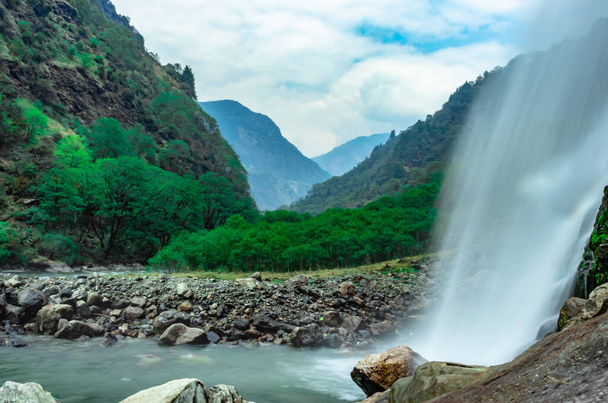 водоспад білий водяний потік, що падає з гір з долиною вдень, довге експозиційне зображення робиться на водоспаді Тангван аргуначарі
. - Фото, зображення