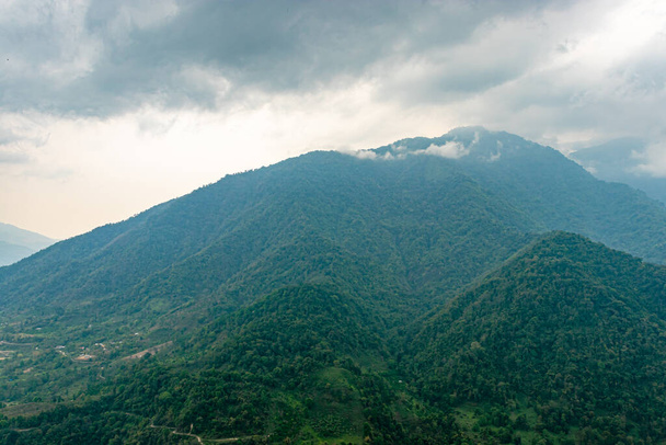 pasmo górskie z zachmurzonym niebem rano od płaskiego kąta obraz jest robiony na potin widok punkt ziro arunachal pradesh india. - Zdjęcie, obraz