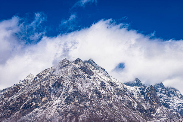 Сніговий покрив з яскравим блакитним небом вранці з плоского кута зображення відбувається в sela tawang arunachal pradesh india. - Фото, зображення