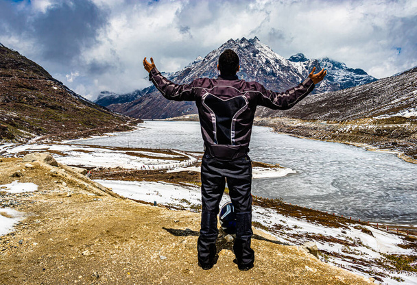 изолированный молодой человек на вершине горы с драматическим небом в день изображение принято на Sela перевал tawang arunachal Прадеш Индии. - Фото, изображение