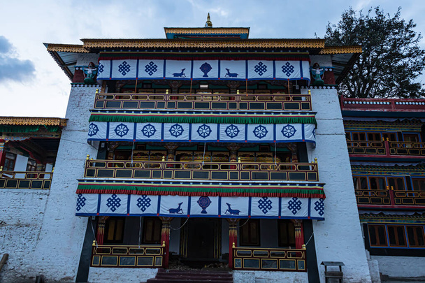 低角度の画像から日に装飾された宗教的な旗を持つ仏教の修道院は、タワン修道院arunachal pradeshインドで撮影されています. - 写真・画像