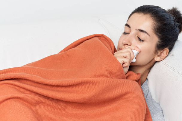 femme couchée sur le lit se sentant mal à cause d'un problème de santé - Photo, image