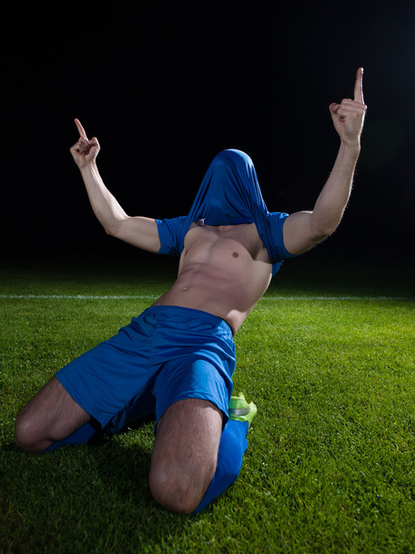 Soccer player with jersey on his head - Фото, изображение