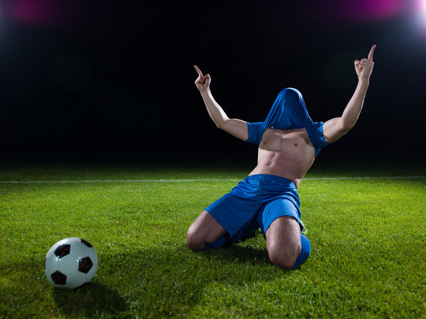 Soccer player with jersey on his head - Foto, Bild