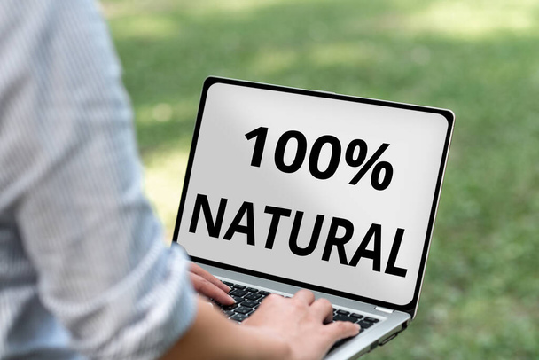 Writing displaying text 100 Percent Natural. Business idea does not contain artificial ingredients or preservatives Online Jobs And Working Remotely Connecting People Together - Foto, imagen