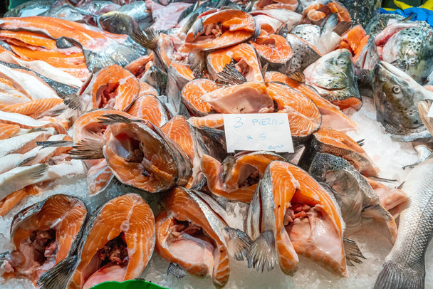 Piezas de salmón para la venta en un mercado - Foto, Imagen