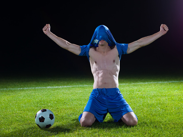 Soccer player with jersey on his head - Valokuva, kuva