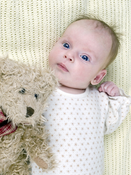 Новорожденная девочка с плюшевым мишкой
 - Фото, изображение