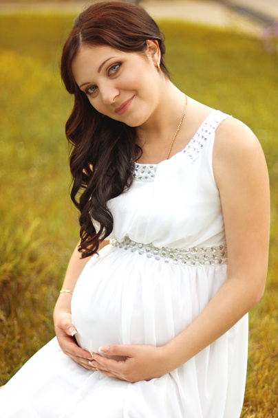 Donna incinta in giardino
 - Foto, immagini