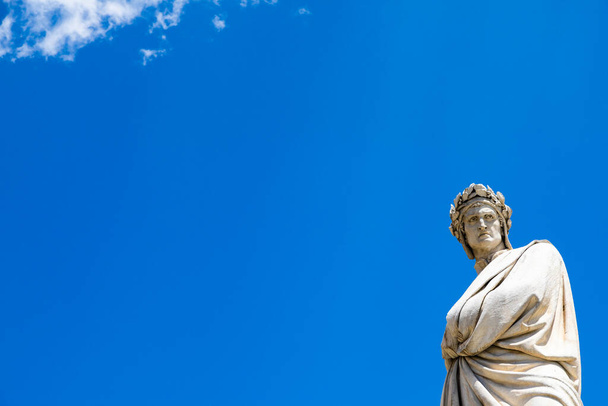 Άγαλμα του Dante Alighieri στη Φλωρεντία, περιοχή της Τοσκάνης, Ιταλία, με ένα καταπληκτικό φόντο μπλε του ουρανού. - Φωτογραφία, εικόνα