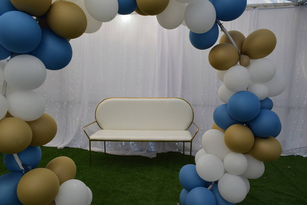 balony napompowane w kolorze niebieskim, złotym i białym do dekoracji wakacyjnej. Wysokiej jakości zdjęcie - Zdjęcie, obraz