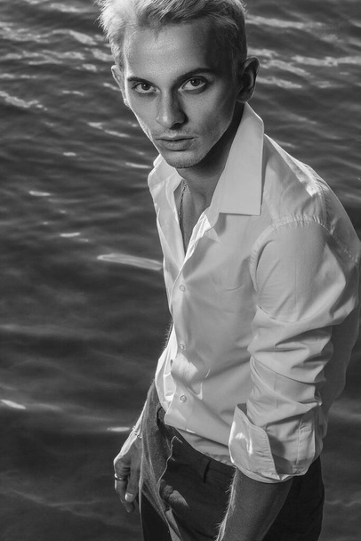 Portrait man in white shirt on water background - Valokuva, kuva
