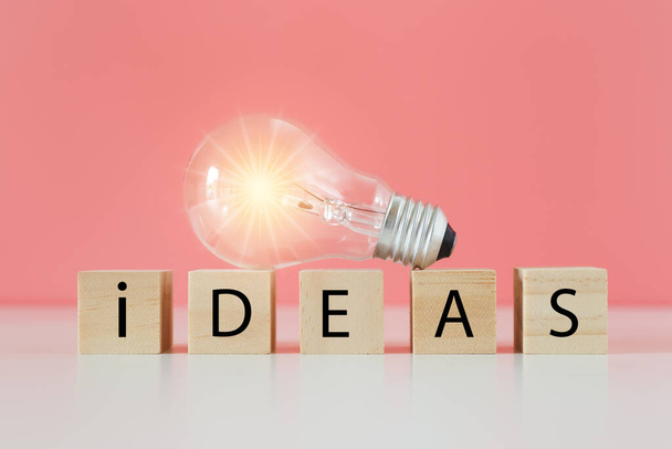Lamp op houten kubusblokken met woord ideeën, denken creatieve genie innovatie kennis succesvol. symbool denken creatief concept. - Foto, afbeelding