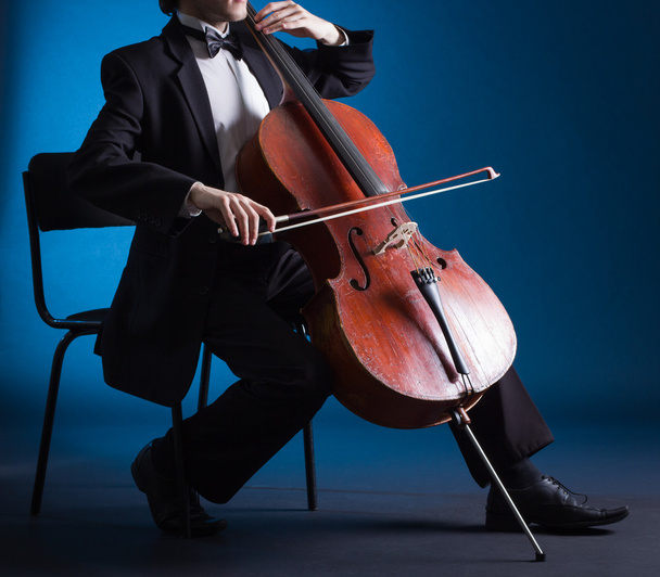 Cellist playing classical music on cello - Fotoğraf, Görsel
