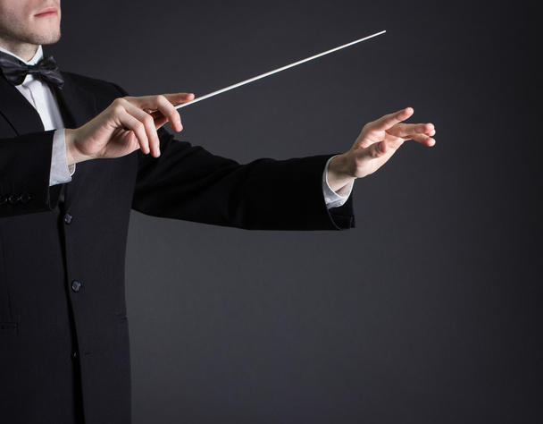 Чоловік диригує оркестром
 - Фото, зображення