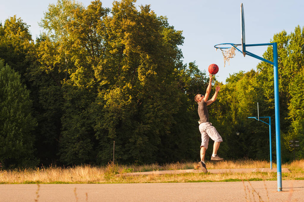 Lone basketbalista trénink v parku. - Fotografie, Obrázek