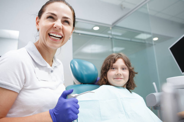 幸せな美しい女性歯科医笑いながら仕事で彼女のクリニック - 写真・画像