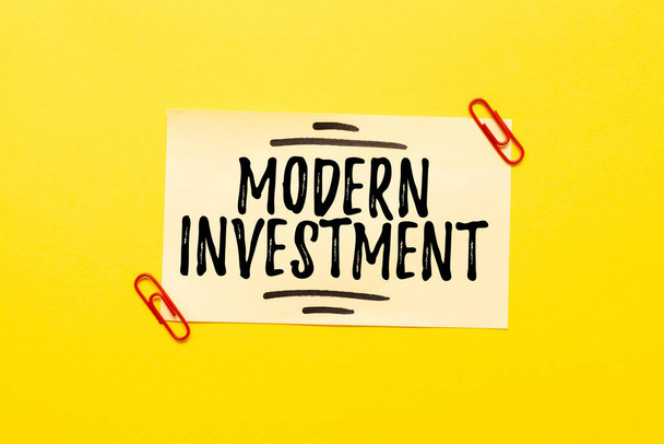 Sign displaying Modern Investment. Business showcase powers the investment concept of diversification Critical Thinking Finding Clues Answering Questions Collecting Data - Foto, imagen
