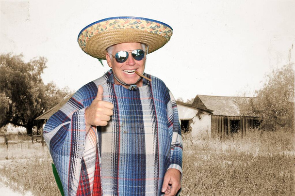 男はメキシコのソンブレロとセレープやポンチョを身に着けています,サングラスと彼はメキシコの休日を祝うように大きな葉巻を吸う.白に隔離されたテキストのための部屋。クリッピングパス。フォトブース。パーティーのフォトブースで男がドレスアップ.  - 写真・画像