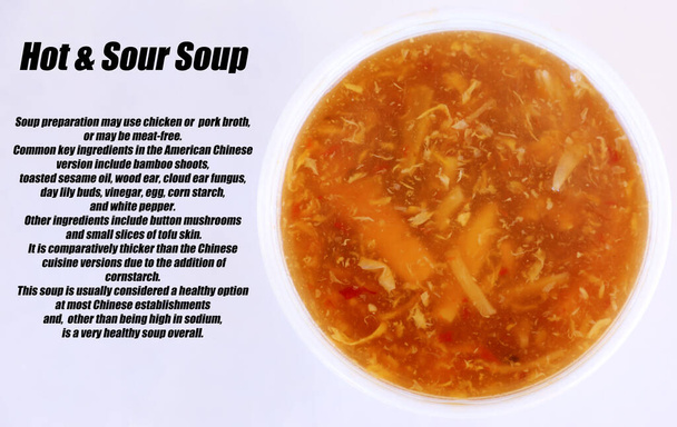 Κινέζικη Hot & Sour Soup. Κινέζικο φαγητό Ζεστή και ξινή σούπα σε λευκό μπολ με κουτάλι. Σούπα είναι ένα νόστιμο μέρος του κάθε κινέζικο γεύμα ή δείπνο. Απολαύστε την ζεστή και ξινή σούπα σας σήμερα. Το λουλούδι αυγού είναι επίσης καλό. Ζεστή και ξινή σούπα. Γεύμα. Δείπνο. Φαγητό. Κινέζικο φαγητό. - Φωτογραφία, εικόνα