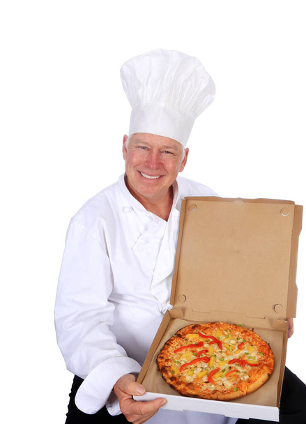 Pizza şefi. - Pizza. Pizza turtası. Gurme Pizza Şefi. Beyazda izole edilmiş. Mesaj için yer var. Beyaz şef kıyafeti ve beyaz şef şapkası içinde bir pizza şefi taze pişmiş pizza tutar. Şef restoranda pizza pişiriyor. Aşçı şefi. Şef. Fırıncı. Şef pizzasıyla.  - Fotoğraf, Görsel