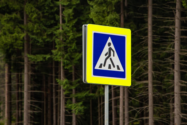 Пішохідний знак перетину на фоні лісу
. - Фото, зображення