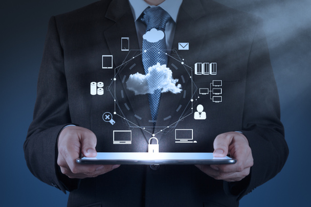 Бизнесмен, работающий с диаграммой Cloud Computing над новым кооперативом
 - Фото, изображение