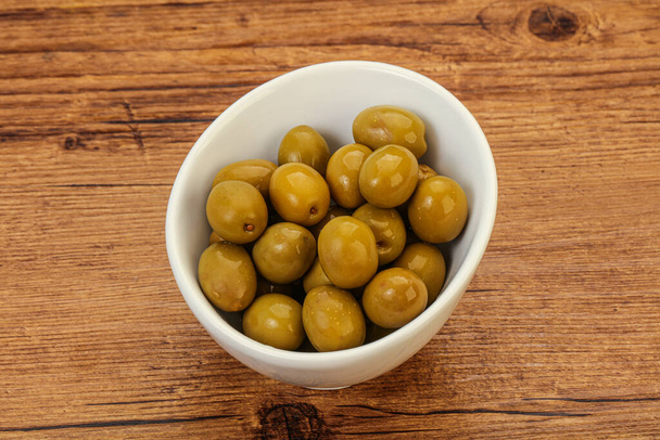 tas d'olives marinées vertes dans le bol - Photo, image