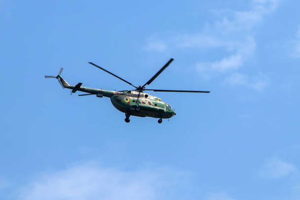 Helicóptero volando contra el cielo azul. - Foto, Imagen
