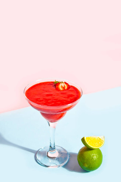 Cold strawberry margarita or daiquiri cocktail with lime and rum - Zdjęcie, obraz