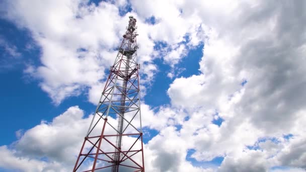 Torre de telecomunicações contra o céu azul. - Filmagem, Vídeo