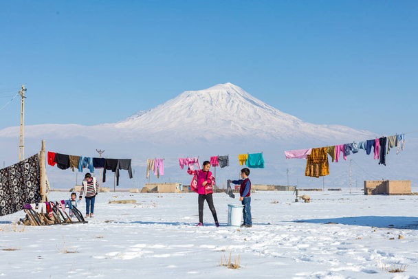 Dogubeyazit, Agri, 17 gennaio 2020: Ararat "Agri" Mountain 5.137 metri, Cielo blu (Montagna vulcanica) - Foto, immagini