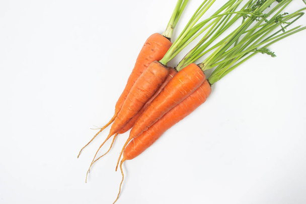 Zanahorias frescas maduras sobre un fondo blanco. Zanahoria aislada - Foto, imagen