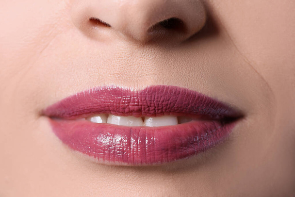 Şenlikli profesyonel dudak makyajı. Parlak renkli baştan çıkarıcı kadın ağzı. - Fotoğraf, Görsel