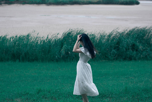 young beautiful woman in a white dress in the field - Fotoğraf, Görsel