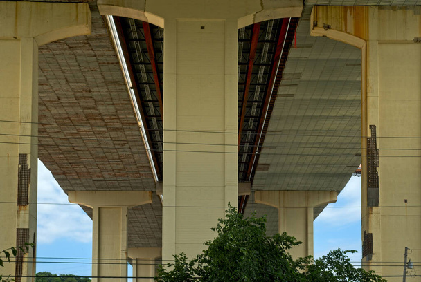 Debajo de los tres tramos del puente interestatal 480 cerca de Cleveland, Ohio, ya que tiene sus cubiertas reemplazadas por primera vez en cincuenta años - Foto, imagen