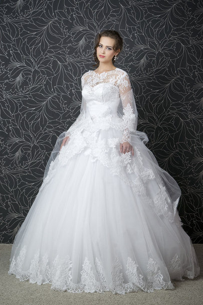 mooie vrouw in witte bruiloft jurk - Foto, afbeelding