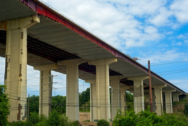 Trabajos de construcción en el puente de la autopista I-480 cerca de Cleveland, Ohio, con un tercer tramo temporal en el medio, mientras que el tramo cercano está listo para ser reemplazado - Foto, imagen