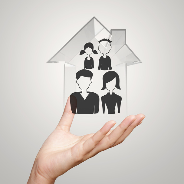 zakenman hand met 3D-huis met familie pictogram op aard bac - Foto, afbeelding