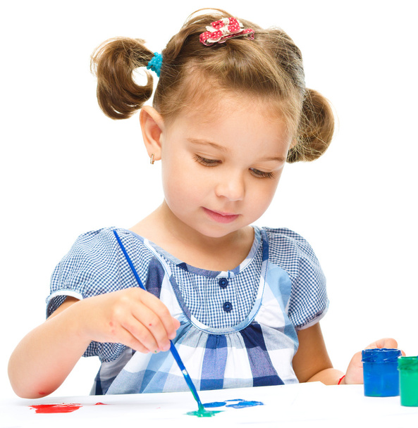 Little girl is painting with gouache - Fotografie, Obrázek