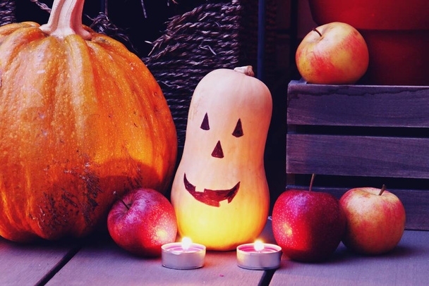 Halloween asetelma. Kurpitsat, omenat, lyhdyt, kynttilät,... - Valokuva, kuva