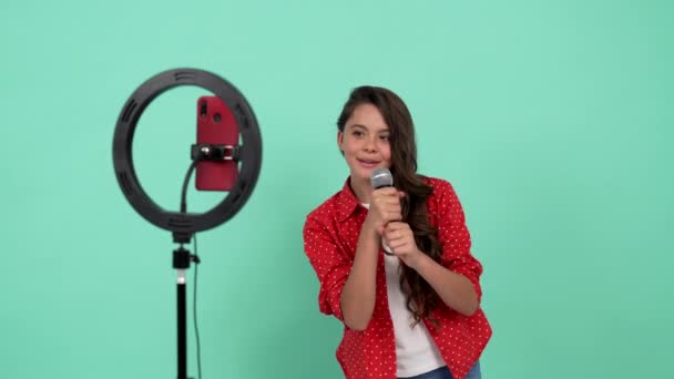 Sänger Kind bloggt Licht Lampe singen mit Mikrofon, Musik - Filmmaterial, Video