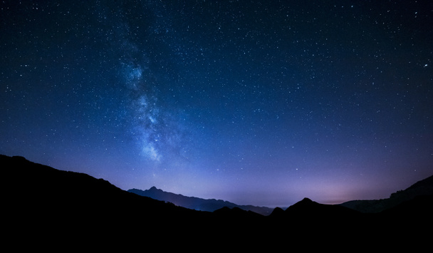 νυχτερινό ουρανό αστέρια με το γαλακτώδη τρόπο σε βουνό φόντο - Φωτογραφία, εικόνα