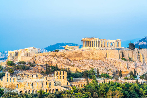 ギリシャアテネのFilopappos丘からアクロポリス - 写真・画像
