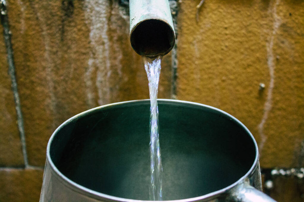 Carmonaスペイン2021年8月3日Los Hermanos蒸留所は、 2つの140歳の銅製蒸留所で構成されており、 400リットルの容量を持ち、古い伝統的な方法でアニスに基づくアルコールを蒸留しています。 - 写真・画像
