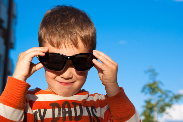 Хлопчик в сонцезахисні окуляри
 - Фото, зображення